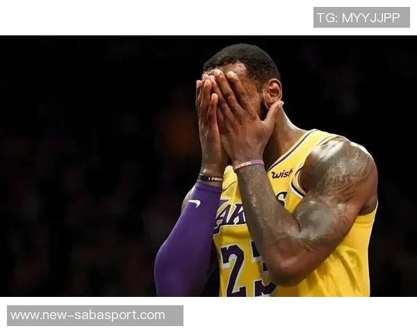 布克回应裁判判罚称其对詹姆斯手腕犯规的说法不实并已回放确认