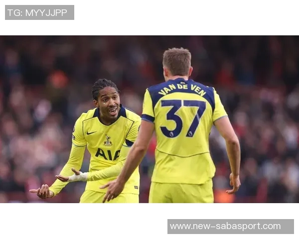 斯彭斯被弗兰克换下引发争议赛后情绪不佳引发关注